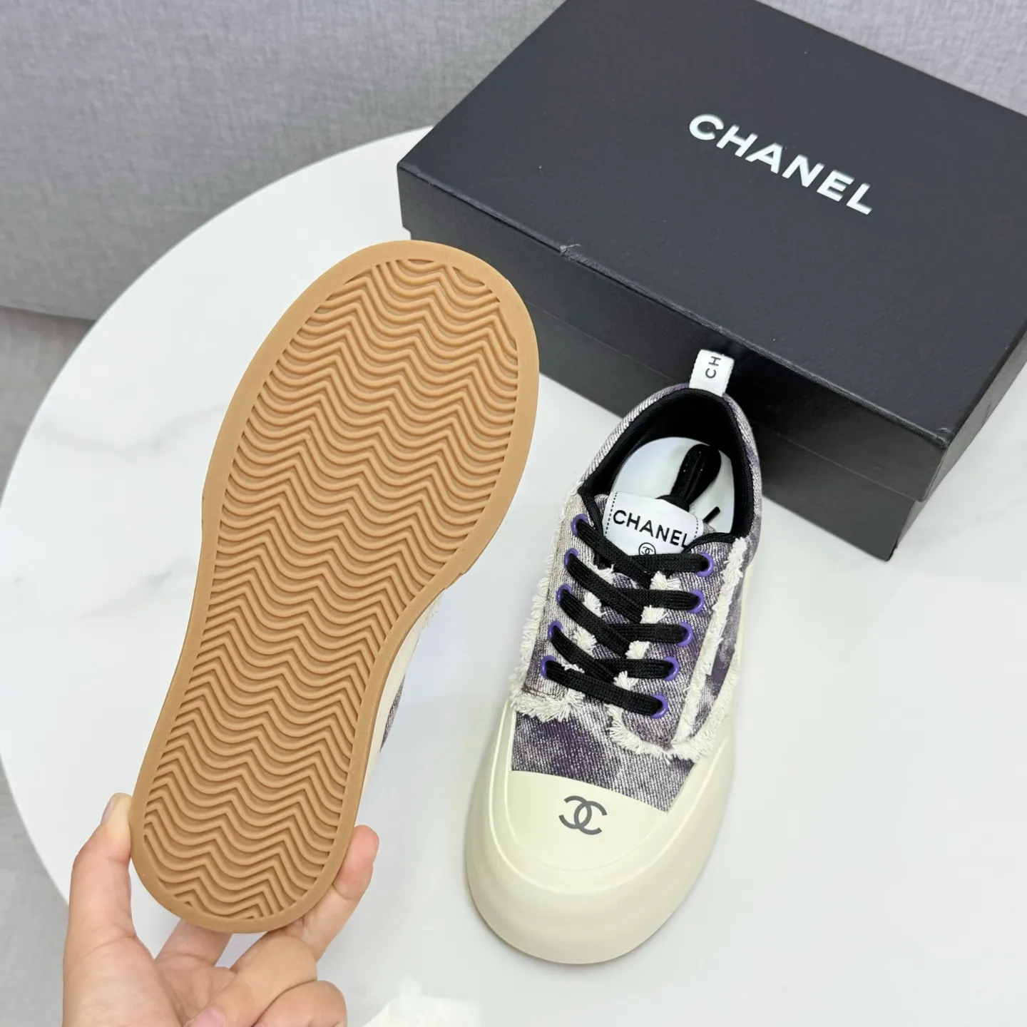 👟👟Ex-factory price 600👟👟Chanel Panda Shoes! 2025 counter's top casual sports shoes, this classic design; the upper is in the style of electric embroidery with various techniques; the outsole is fashionable and sporty; the unusual inclusion of a variety of color matching elements... The diversified mix and match is very good-looking and versatile, and can be used for leisure, fashion, sports, and outdoor... ꫛꫀꪝ Go➫ Materials: ❶Upper made of: original imported first-layer silk cowhide + original version waterproof cloth + original first-layer cowhide ❷Inner lining: Original Yangli+wang ❸ Outsole based on: Original TPU combination outsole Counter boutique packaging complete set for women 35–41